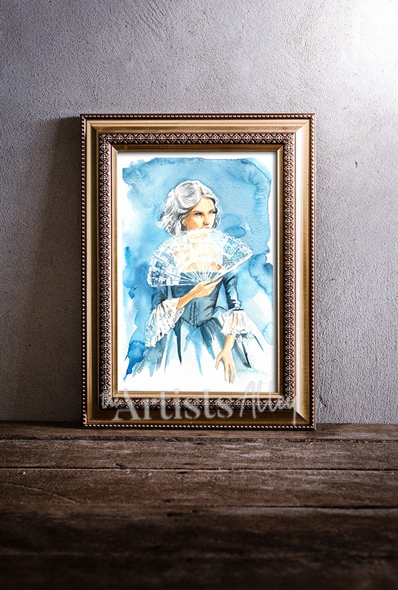 mise-en-scene-aquarelle-baroque-cadre-dore-luxe.jpg Aquarelle originale d'une femme baroque encadrée dans un cadre doré luxueux à moulures, posé sur une table en bois rustique devant un mur texturé gris. Ambiance vintage et élégante, décoration intérieure de style classique ou dark academia.